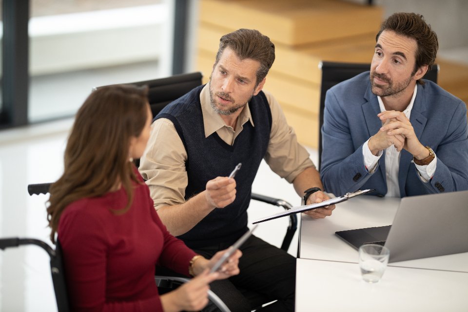 Reunião de trabalho em volta da mesa para avaliar uma agência de marketing digital
